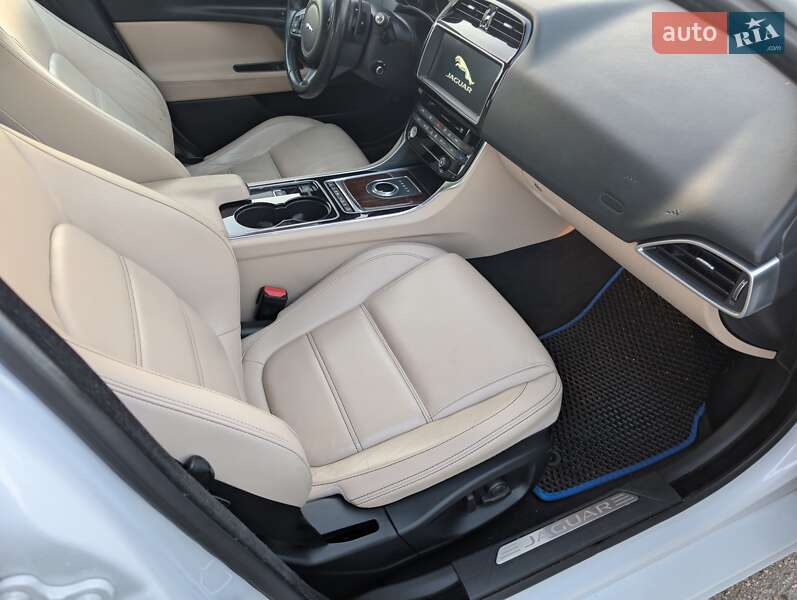 Седан Jaguar XE 2016 в Кременчуге