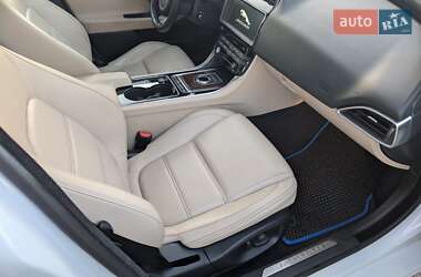 Седан Jaguar XE 2016 в 
