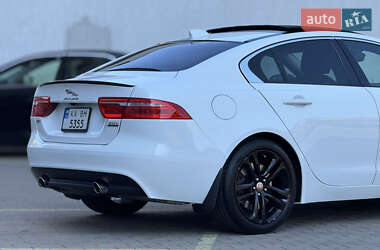 Седан Jaguar XE 2017 в 