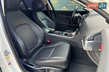 Седан Jaguar XE 2019 в 