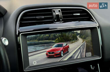 Седан Jaguar XE 2019 в 