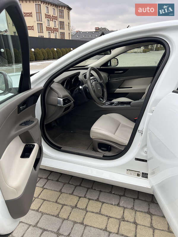 Седан Jaguar XE 2016 в Львове