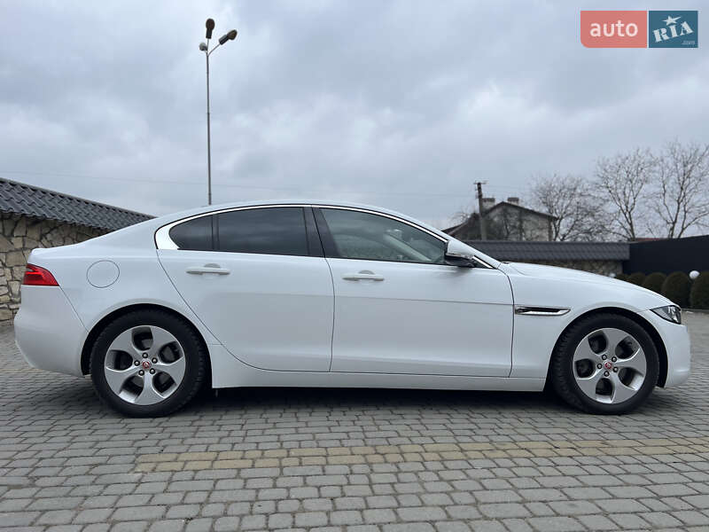 Седан Jaguar XE 2016 в Львове