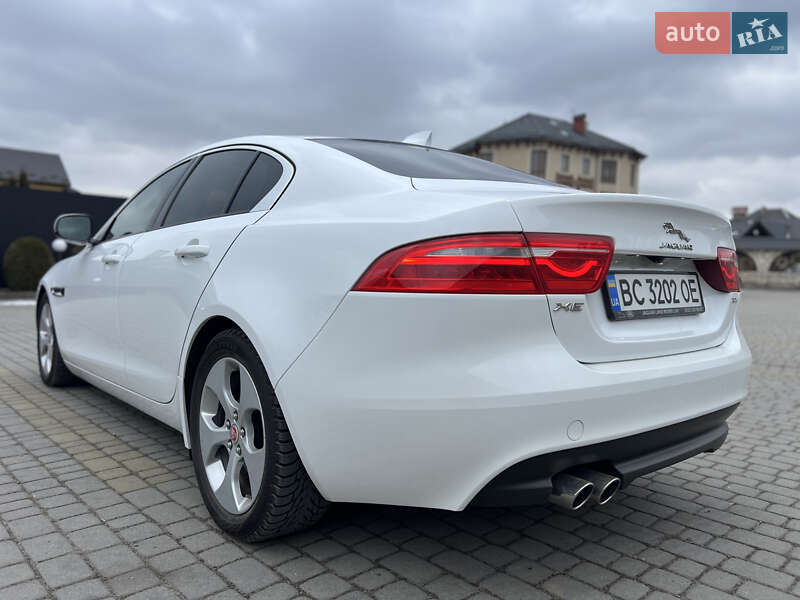 Седан Jaguar XE 2016 в Львове