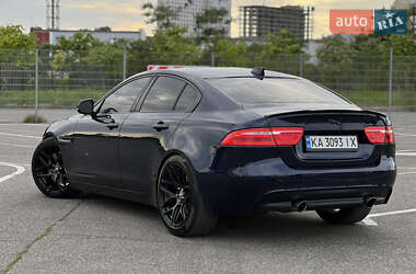 Седан Jaguar XE 2016 в 