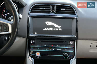 Седан Jaguar XE 2016 в 