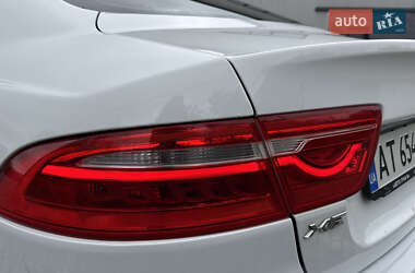 Седан Jaguar XE 2016 в 