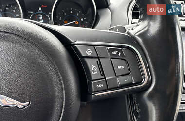 Седан Jaguar XE 2016 в 
