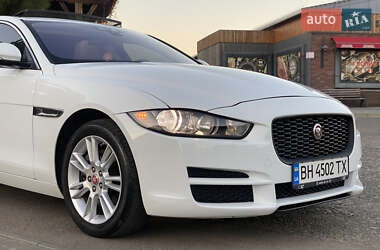 Седан Jaguar XE 2016 в 
