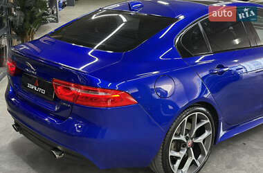 Седан Jaguar XE 2016 в 