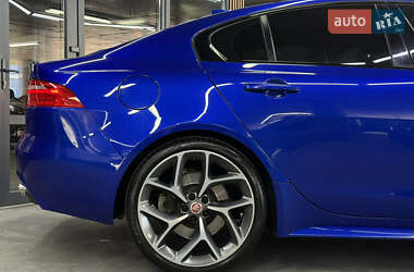 Седан Jaguar XE 2016 в 