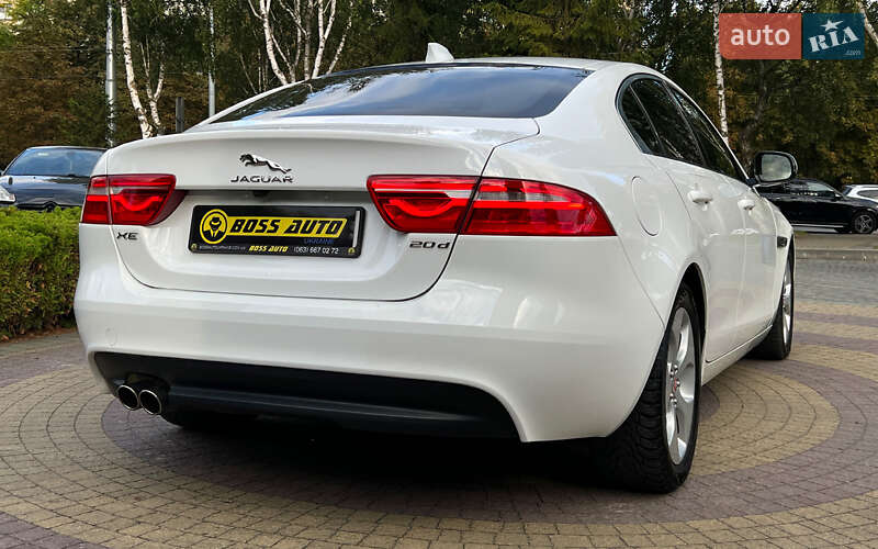 Седан Jaguar XE 2016 в Львові