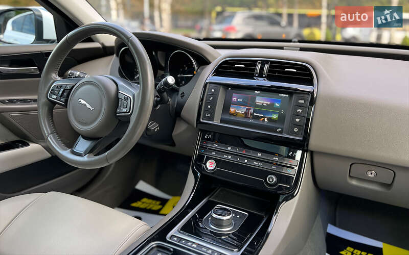Седан Jaguar XE 2016 в Львові