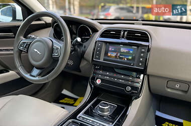 Седан Jaguar XE 2016 в 