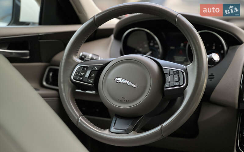 Седан Jaguar XE 2016 в Львові