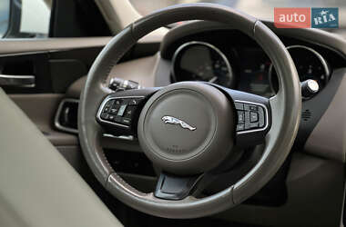 Седан Jaguar XE 2016 в 