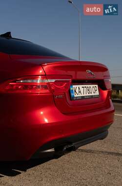 Седан Jaguar XE 2015 в 