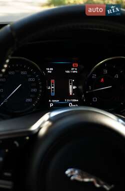 Седан Jaguar XE 2015 в 