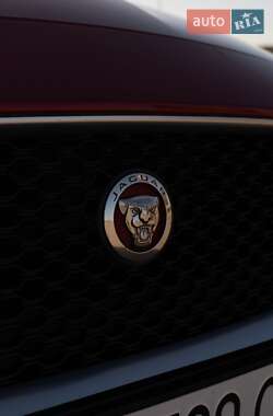Седан Jaguar XE 2015 в 
