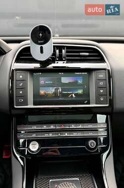 Седан Jaguar XE 2017 в 