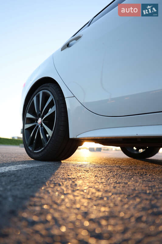 Седан Jaguar XE 2015 в Львове