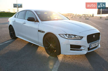 Седан Jaguar XE 2015 в Львові