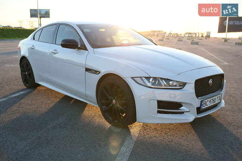 Седан Jaguar XE 2015 в 