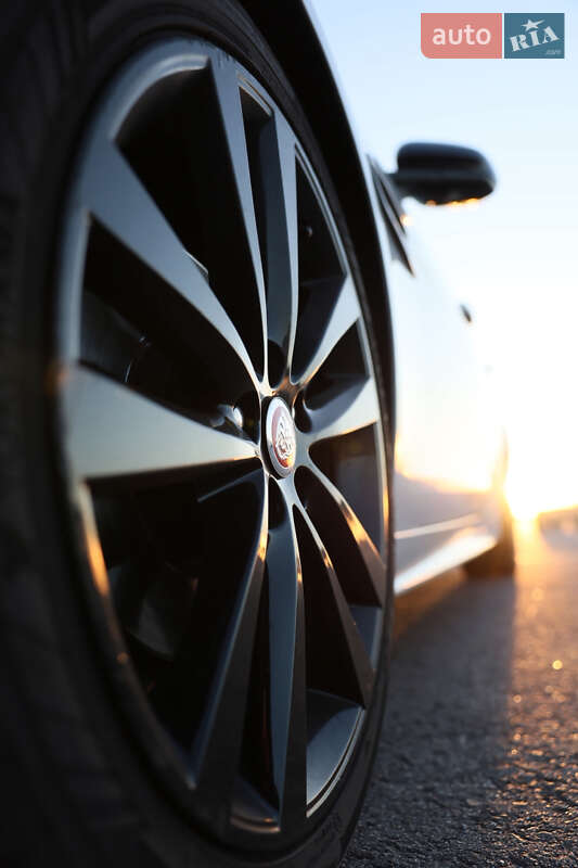 Седан Jaguar XE 2015 в Львове