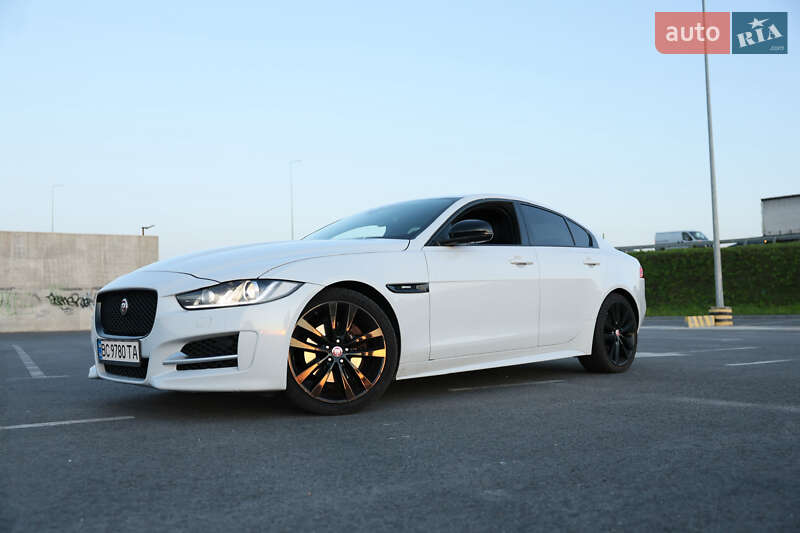 Седан Jaguar XE 2015 в Львове
