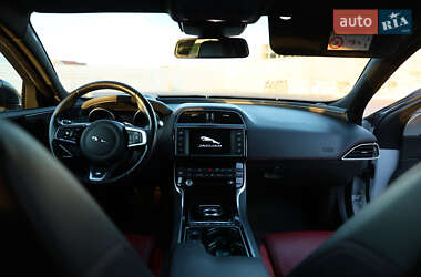 Седан Jaguar XE 2015 в 