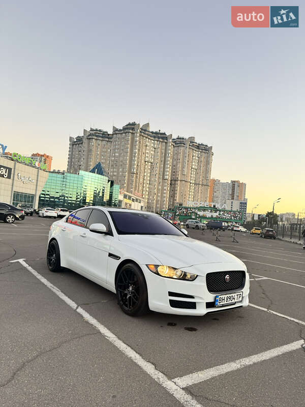 Седан Jaguar XE 2016 в 