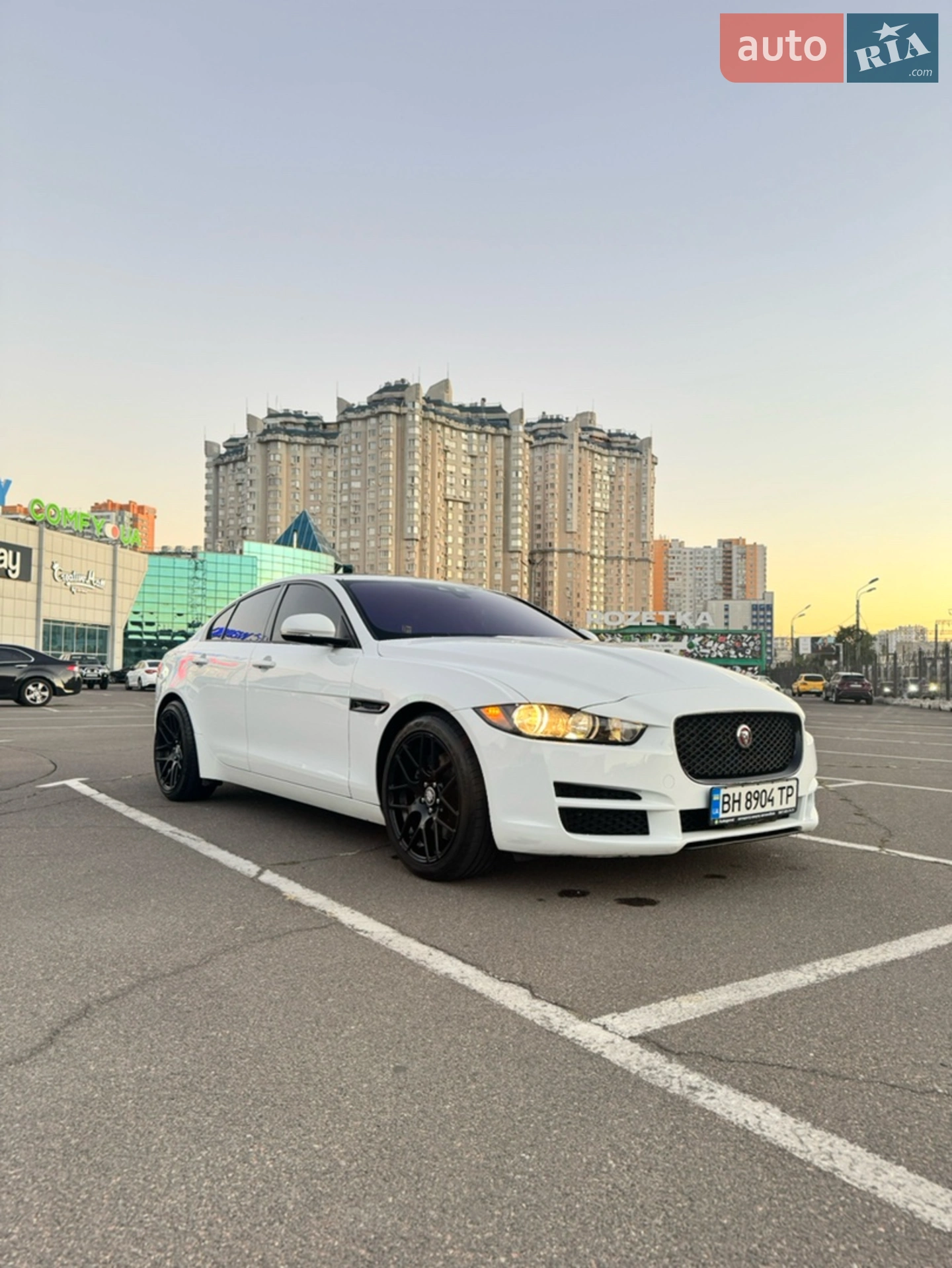 2016 Jaguar XE - мініатюра 3