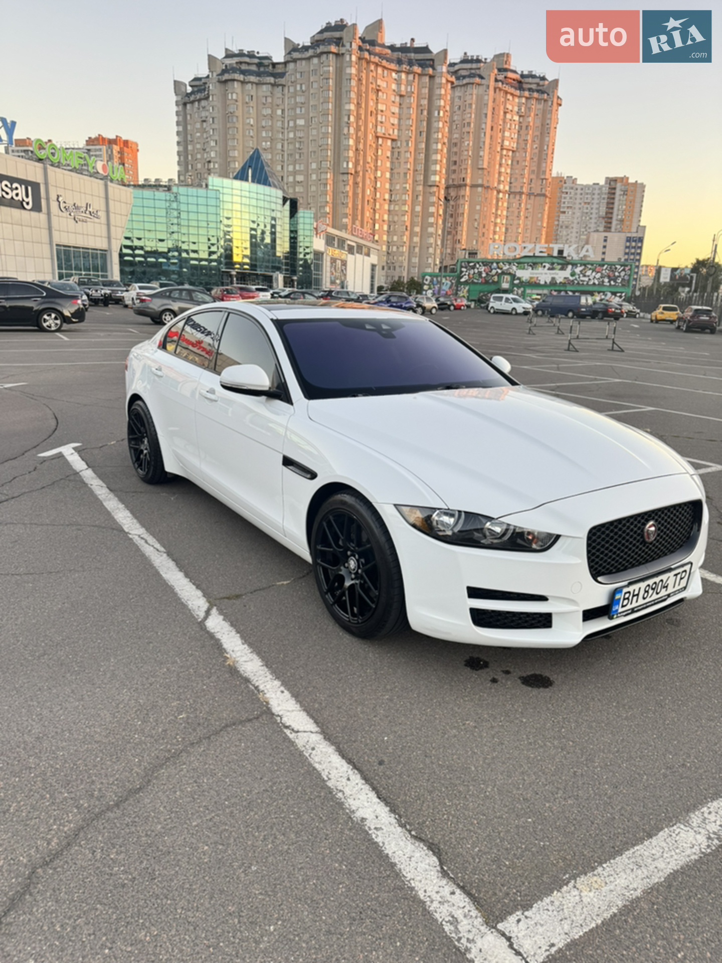 2016 Jaguar XE - мініатюра 4