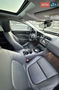 Седан Jaguar XE 2016 в Одесі