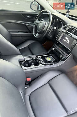 Седан Jaguar XE 2016 в 