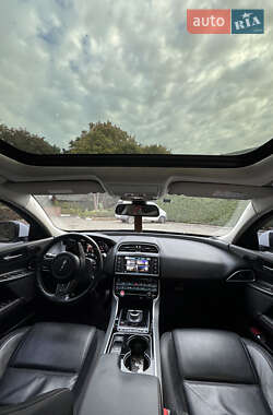 Седан Jaguar XE 2015 в 
