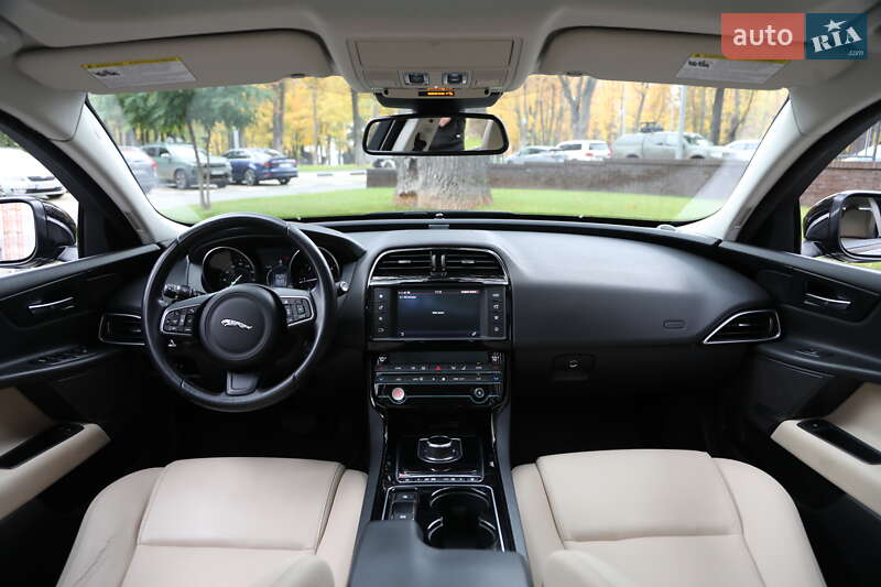 Седан Jaguar XE 2016 в Харкові