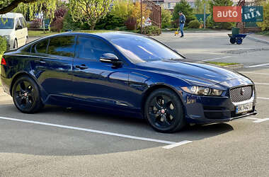 Седан Jaguar XE 2016 в 