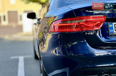 Седан Jaguar XE 2016 в 