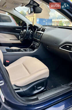 Седан Jaguar XE 2016 в 