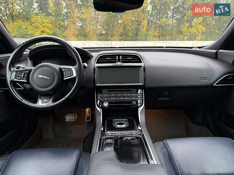 Седан Jaguar XE 2019 в Луцке