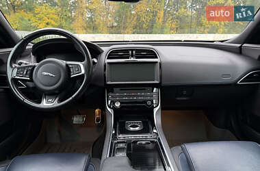 Седан Jaguar XE 2019 в  фото 15 Седан Jaguar XE 2019 в