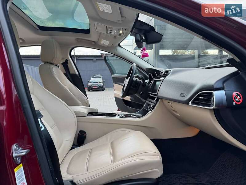 Седан Jaguar XE 2017 в Житомирі