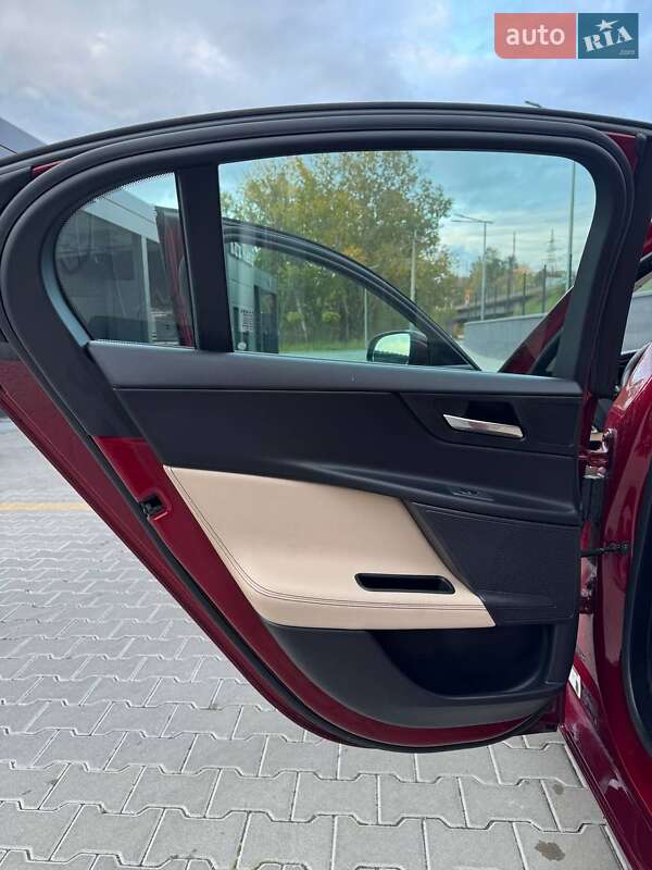 Седан Jaguar XE 2017 в Житомирі