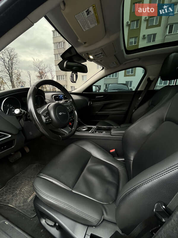 Седан Jaguar XE 2016 в Виннице