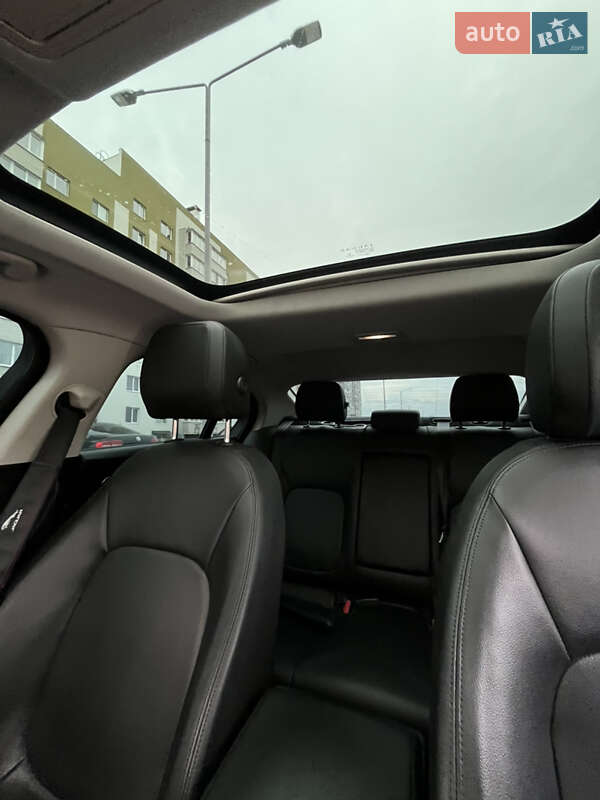 Седан Jaguar XE 2016 в Виннице