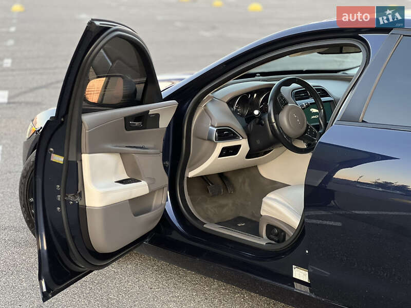 Седан Jaguar XE 2016 в Киеве