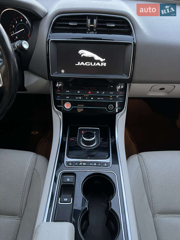 Седан Jaguar XE 2016 в Киеве