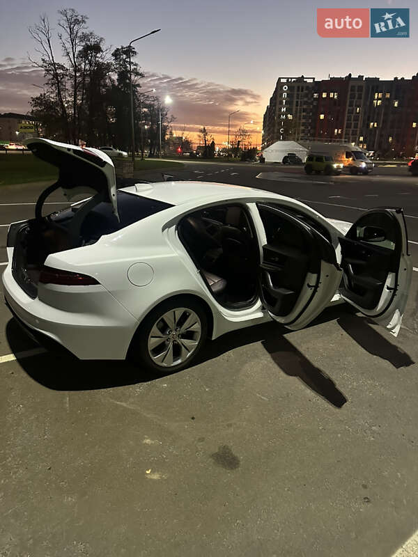 Седан Jaguar XE 2020 в Киеве