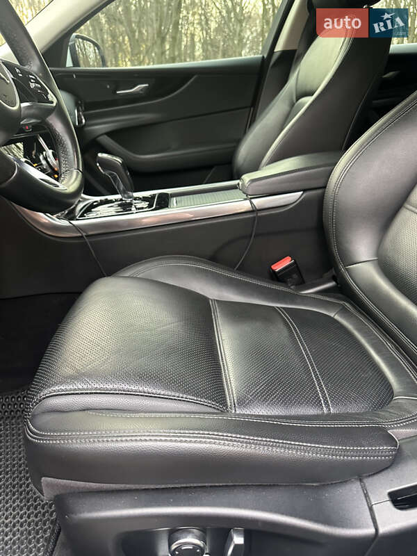 Седан Jaguar XE 2020 в Киеве